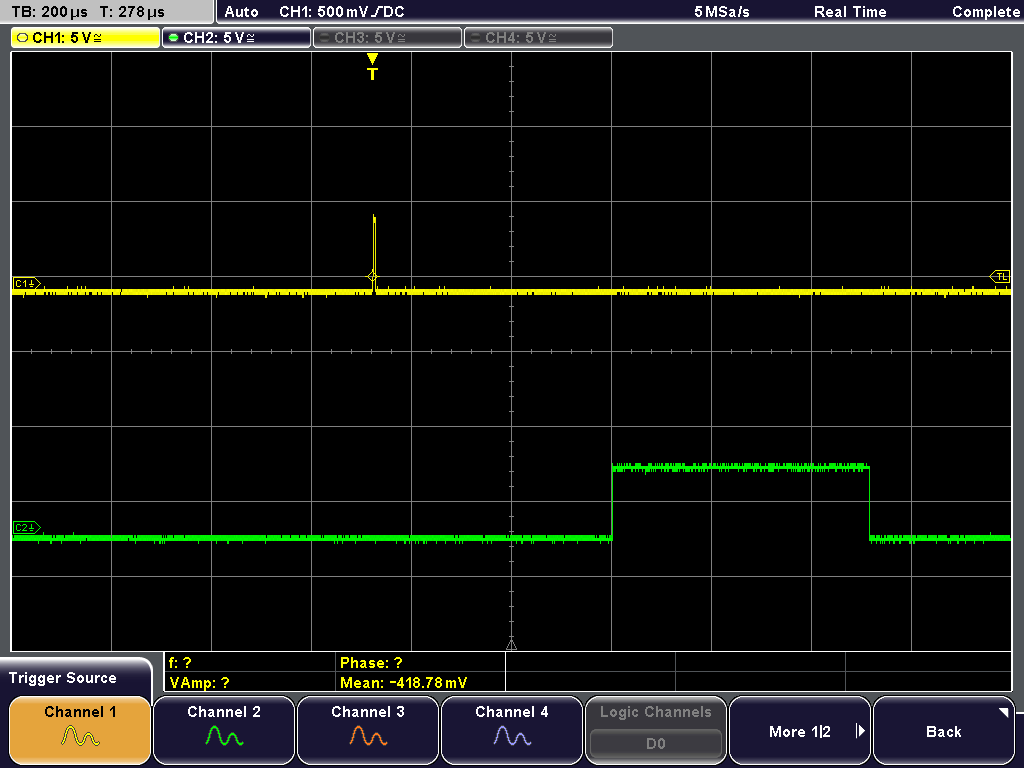 Oscilloscope trace showing the triggering pulse and the return echo.