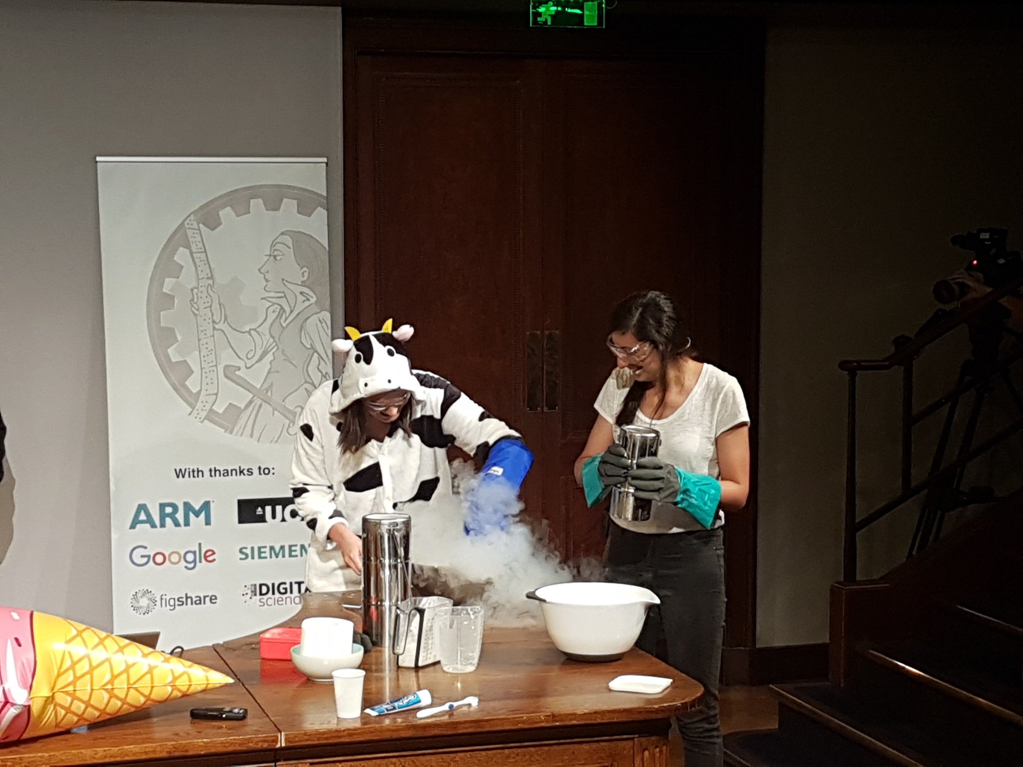 Making ice cream with liquid nitrogen. Don't try this at home kids... #ALD17 https://t.co/Xpq0OOGzxP