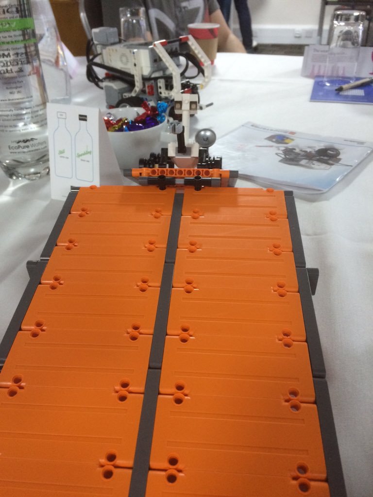 Lego mind storms workshop! #HEASTEM16 https://t.co/UtMTCiymUi