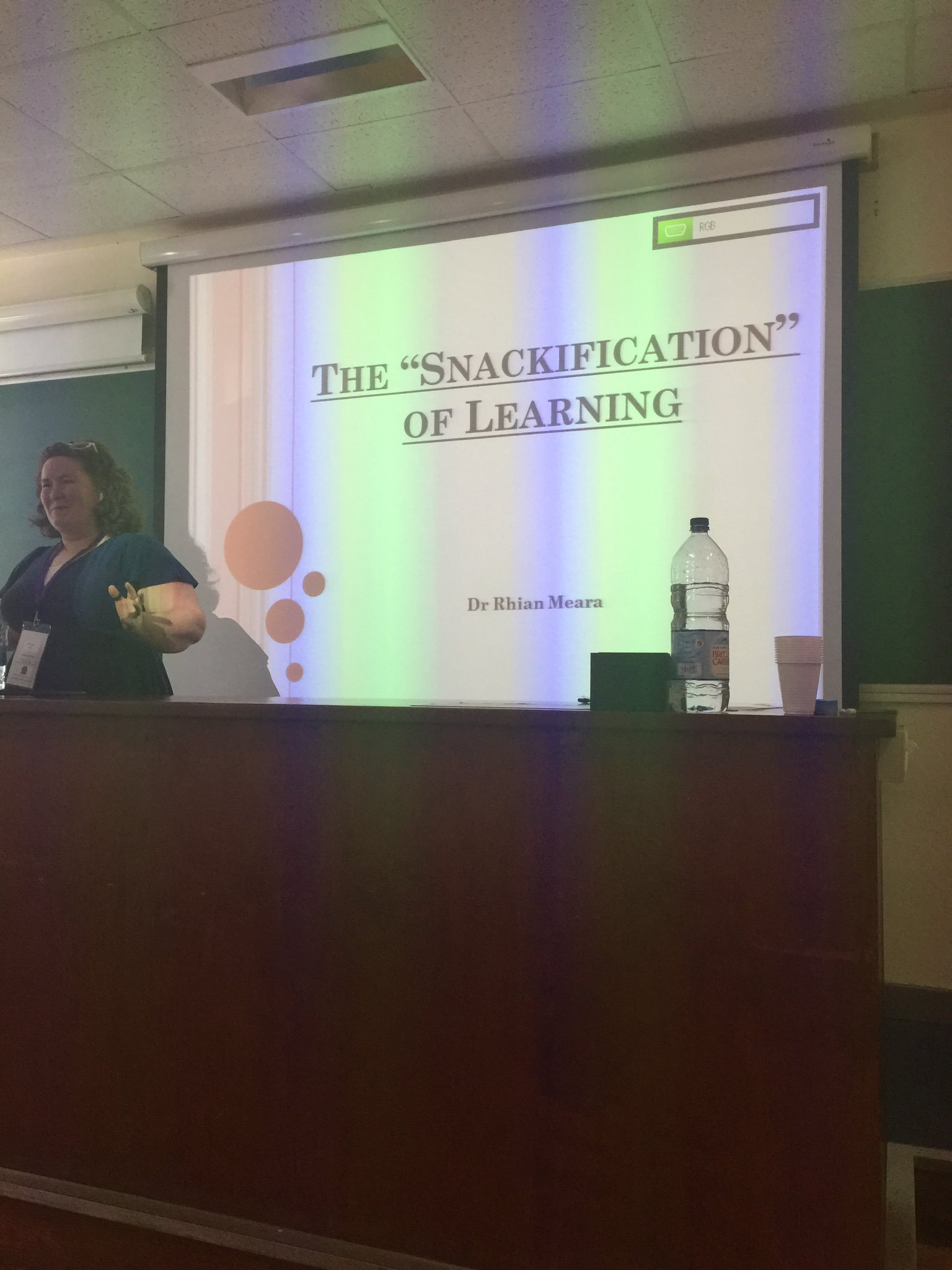 A fun and interesting presentation by @RhianMeara on the snackification of  learning #SUSALT17 https://t.co/ebvYKpxl12