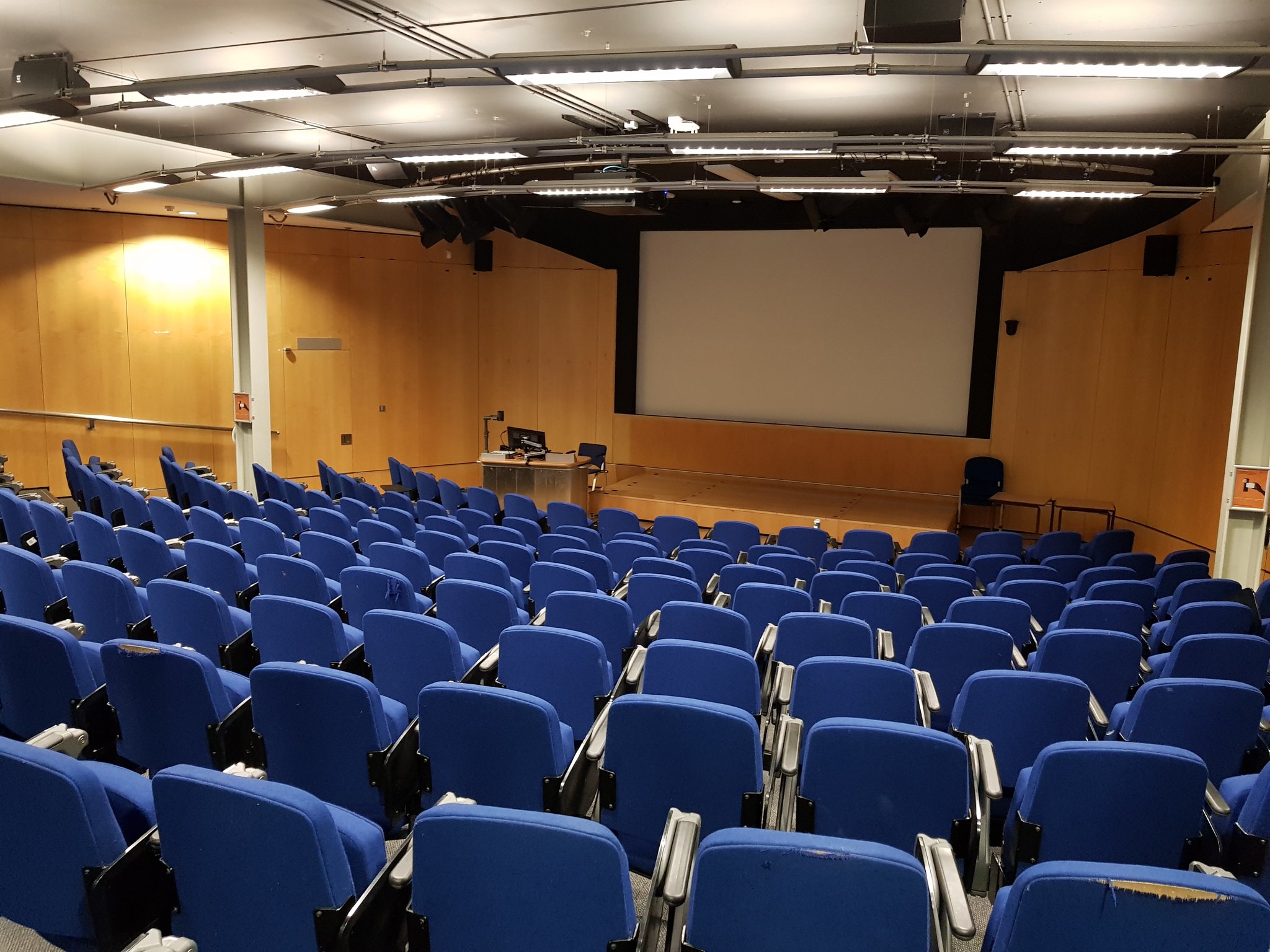 However this is a nice large lecture theatre #SocMedHE17 #minitwalk - not much of a consolation really. Our students work from the cafe or home. https://t.co/j5QaUO1RF6