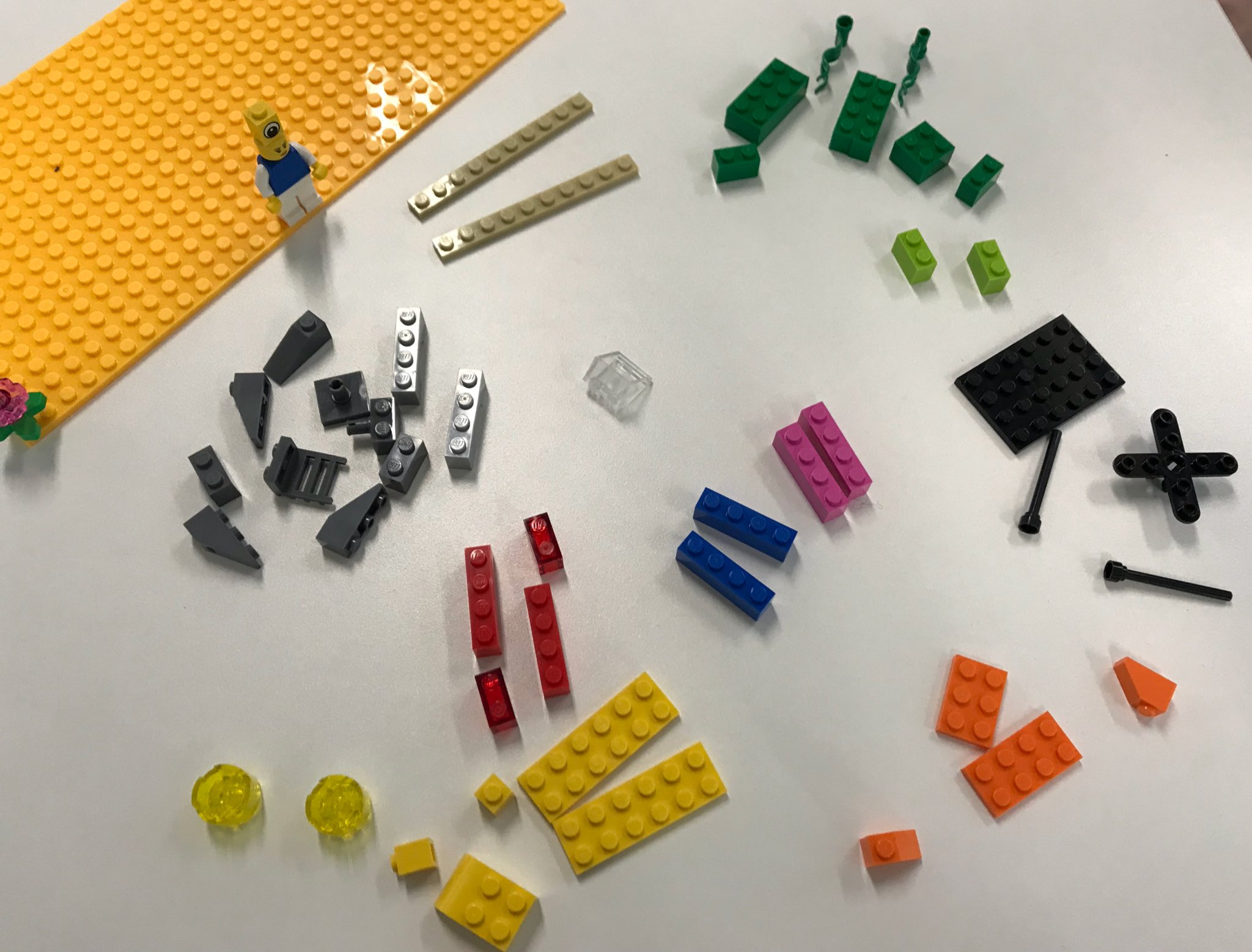 Colour coded Lego #SocMedHE17 #itsgettingserious #seriousplay #lego https://t.co/x406VWnmPi