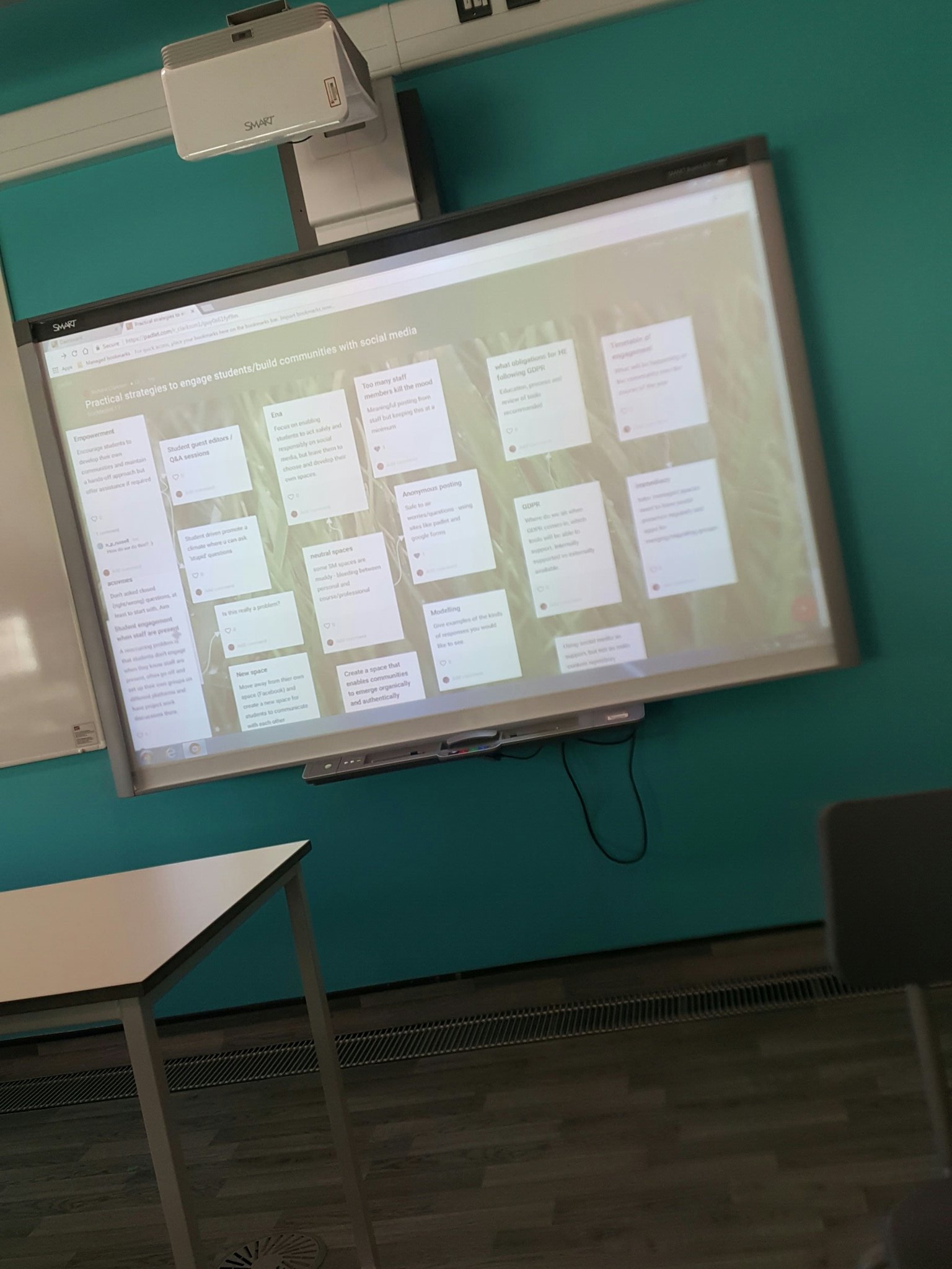 Today I've learnt that Padlet is a great platform to use f9r discussions! #SocMedHE17 https://t.co/HQsfsyXPju